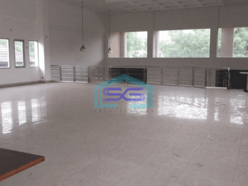 Disewakan Gedung Kantor Lokasi Strategis di Surapati Bandung Luas Tanah 995 m²