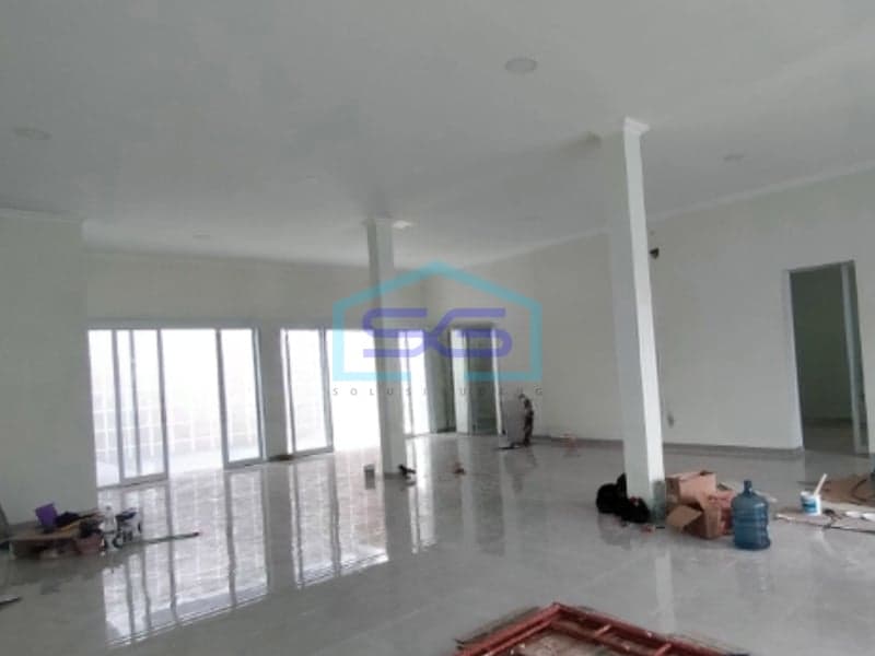Disewakan Ruang Usaha Luas Bangunan 300 m² Area Parkir Luas di Lawayan Surakarta