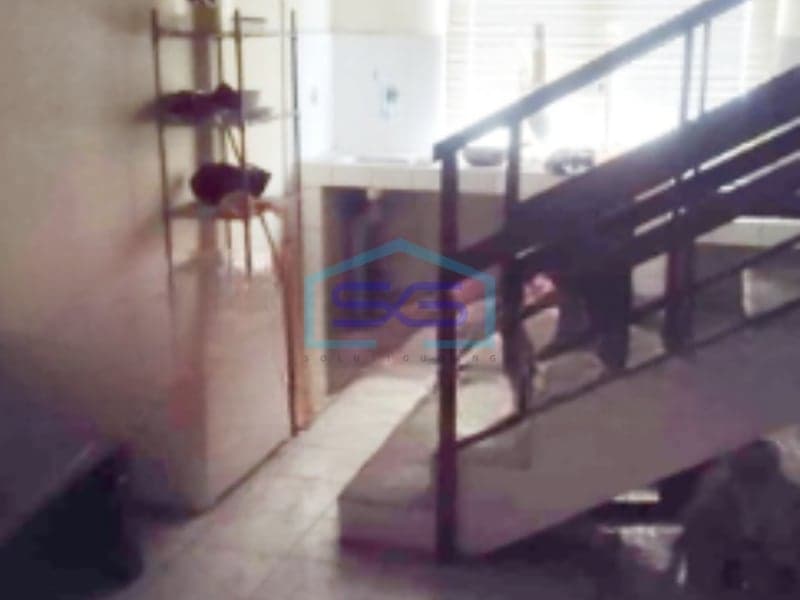 出售：位于雅加达西部 Tubagus Angke 的宽敞三层商住两用房，占地面积 171 平方米