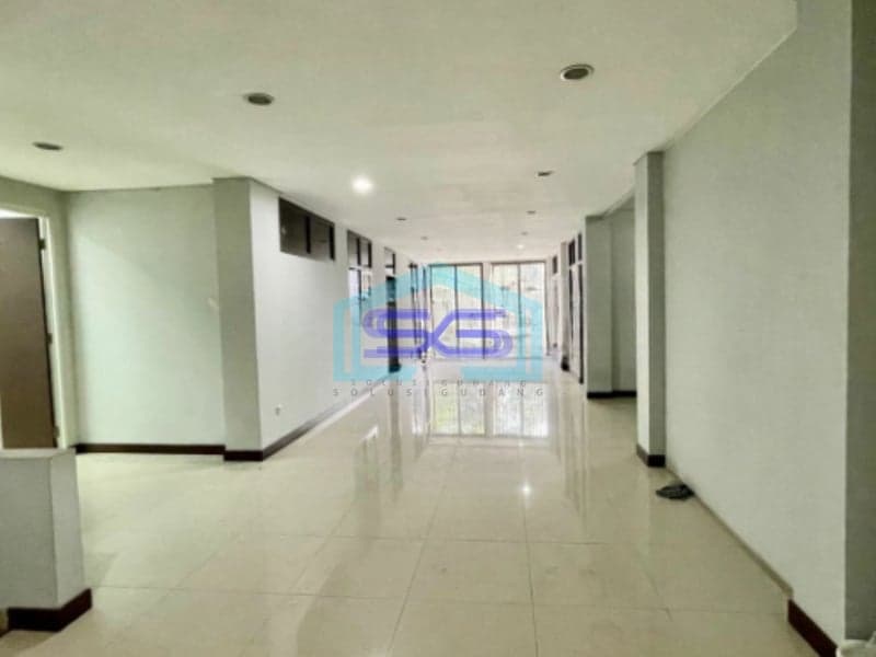 Disewakan Ruko 3 Lantai Lokasi Strategis di Jl. Slamet Riyadi Solo LB 495m2