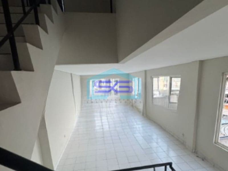Disewakan Ruko Luas Bangunan 235 m² Lokasi Siap Huni di Jakarta Barat