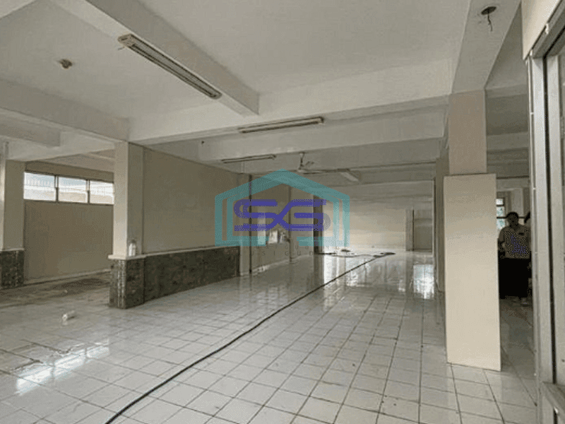 Disewakan Ruko Besar Siap Pakai Parkir Luas Letak di Pinggir Jalan LT 815m2 di Yogyakarta