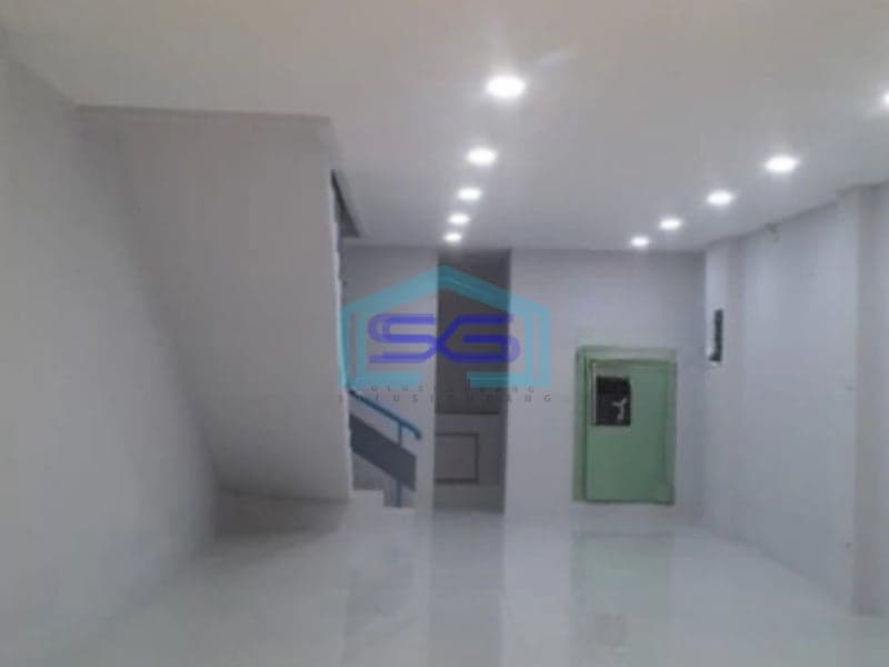 Dijual Ruko Sudah Renovasi SHM Luas Bangunan 250m2 Terdiri 3,5 Lantai di Jakarta Barat