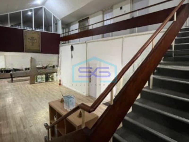 出售办公室，建筑面积452平方米，位于雅加达南部，可立即入住