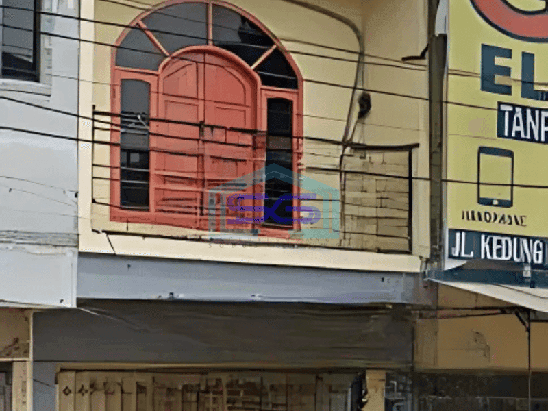 Dijual Ruko Strategis 2.5 Lantai di Pinggir Jalan Raya Kedung Surabaya LB 130m2