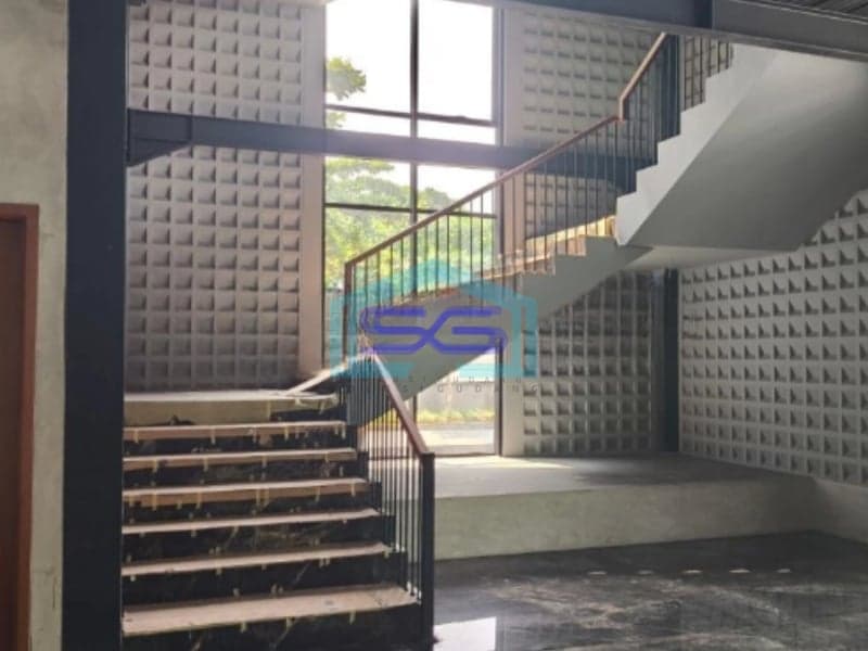 Disewakan Gedung Ruang Usaha di Pinggir Jalan Daerah Jakarta Selatan LB 2100m2