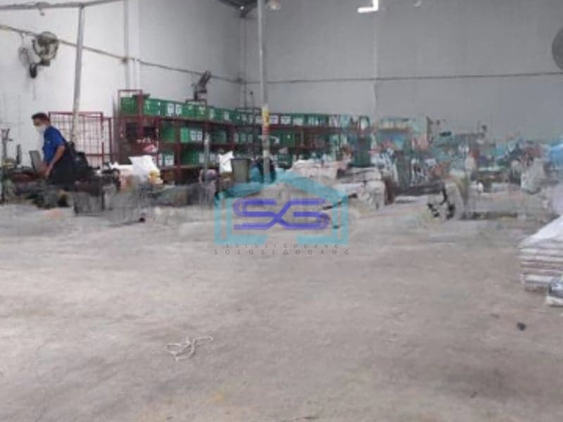 Disewakan Gudang Ada Kantor Luas Bangunan  300 m² Pinggir Jalan Raya Jurumudi Tangerang