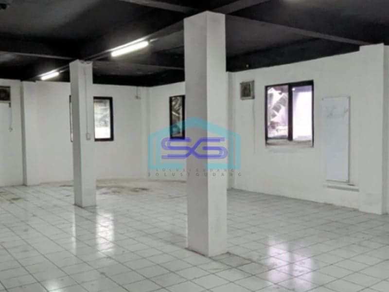 Disewakan Kantor Luas Bangunan  450 m²  Lokasi Bebas Banjir di Semanan Jakarta Barat