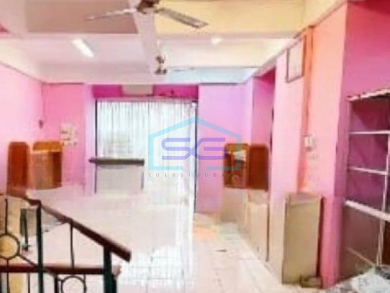 For Sale: Strategic Shophouse 200 m² Building Area in Surabaya City with Ample Parking