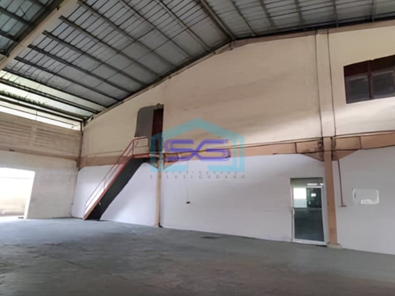 Disewakan Gudang Akses Container 40 Feet Luas Bangunan 2350 m² Lokasi Bebas Banjir di Tangerang