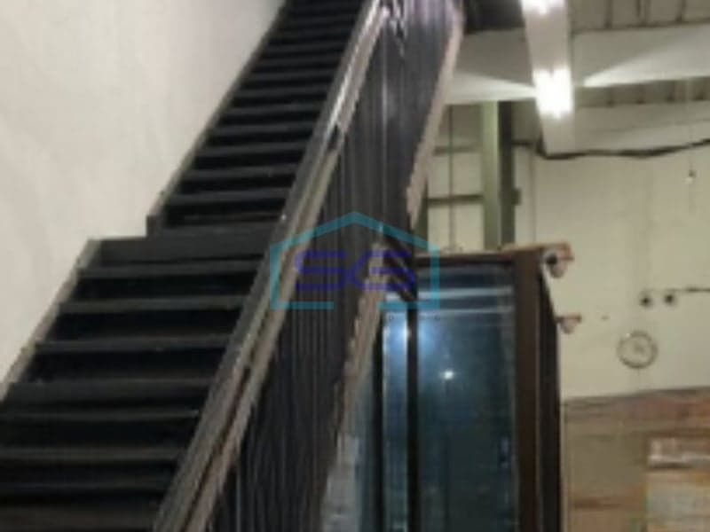 出售 900 平方米商业建筑，位于雅加达西部，带电梯