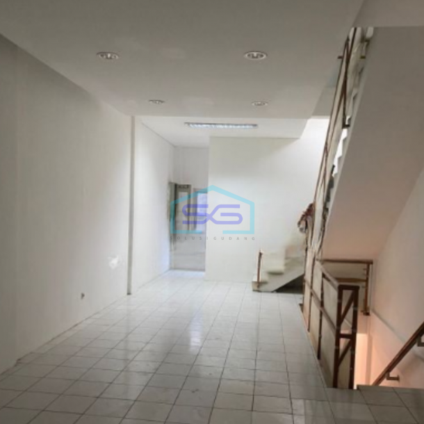 Disewakan Ruko 3 Lantai Luas Tanah 200 m² di Cimone Tangerang-2