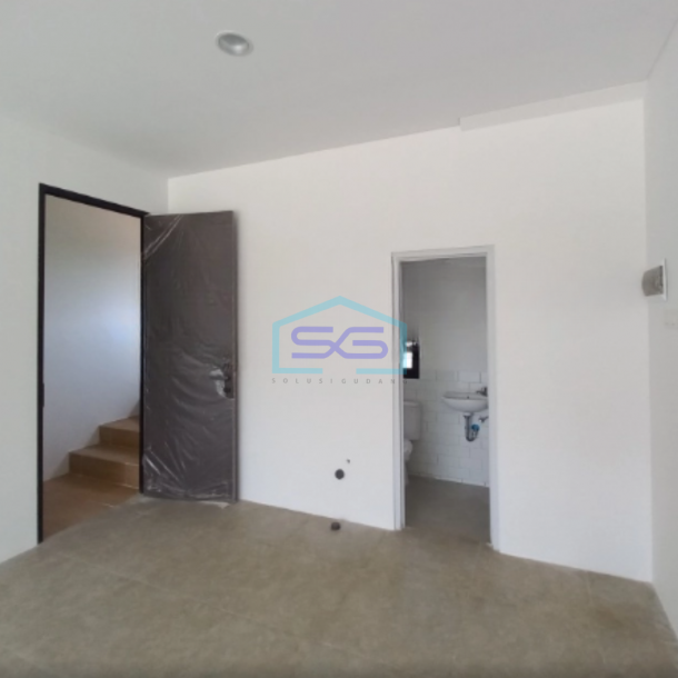 Disewakan Ruko Lokasi Strategis Bebas Banjir di Cikarang Luas Bangunan  1442 m²-2