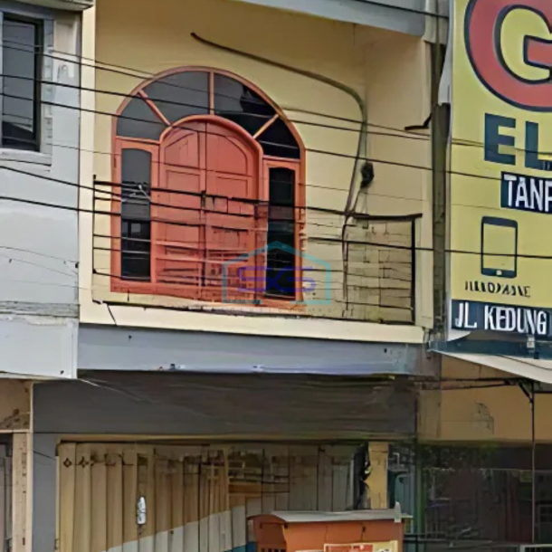 Dijual Ruko Strategis 2.5 Lantai di Pinggir Jalan Raya Kedung Surabaya LB 130m2-1