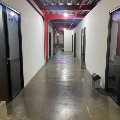 Dijual Gudang Margomulyo Permai Surabaya Saat ini Dipakai Sebagai Kantor 2 Lantai, Kondisi Rapi Bagus