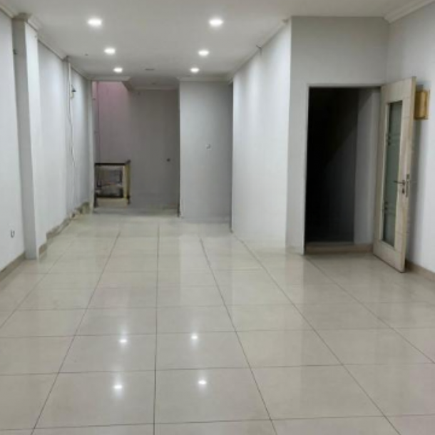 Disewakan Ruko Lokasi Strategis Luas Bangunan  270 m² di Jakarta Barat-3