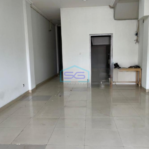 Disewakan Ruko Lokasi Strategis Luas Bangunan  270 m² di Jakarta Barat-1