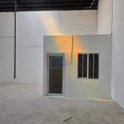 Dijual Gudang Luas Bangunan  590 m² Lokasi Strategis di Teluk Naga Tangerang