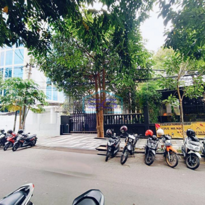 Diual Ruko Pusat Kota Strategis Depan Taman Bungkul Surabaya Luas 817m2 Parkir Luas