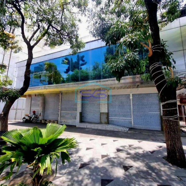 Dijual Ruko Ex Resto Di Jl Raya Tunjungan Pusat Kota Surabaya Parkir Luas LT 1870m2-1