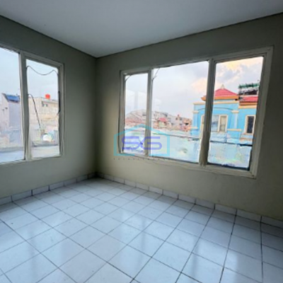 Disewakan Ruko Luas Bangunan  235 m² Lokasi di Taman Surya Jakarta Barat