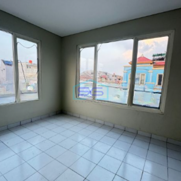 Disewakan Ruko Luas Bangunan  235 m² Lokasi di Taman Surya Jakarta Barat-4