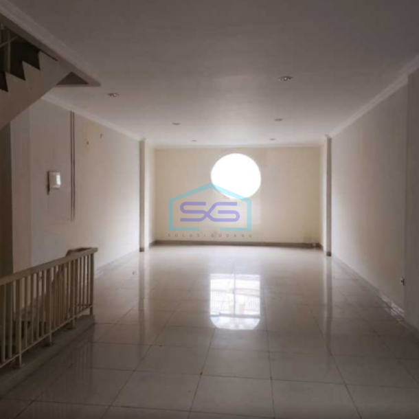 Disewakan Ruko Siap Huni Luas Bangunan  340 m² Lokasi di Jakarta Barat-3
