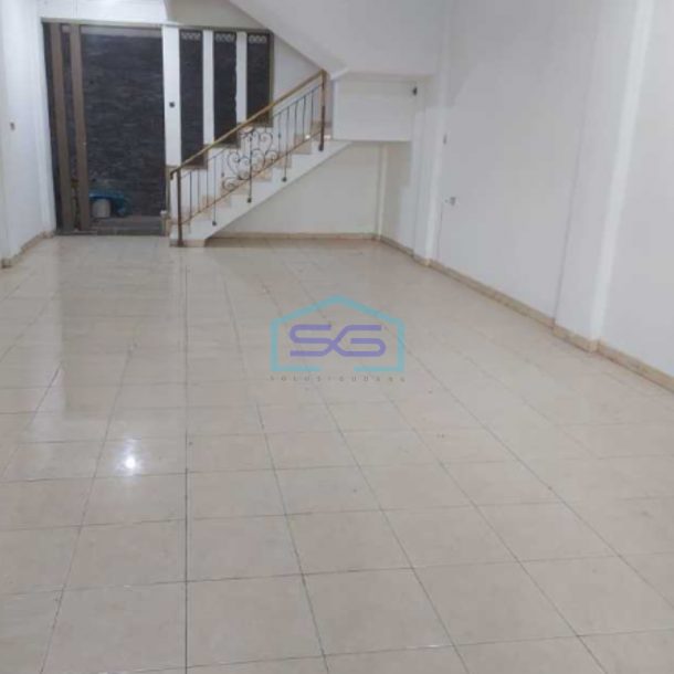 Disewakan Ruko Luas Bangunan 200 m² Lokasi di Tomang Jakarta Barat-1