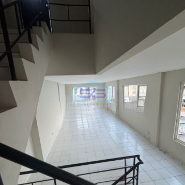 Disewakan Ruko Luas Bangunan 235 m² Lokasi Siap Huni di Jakarta Barat-3
