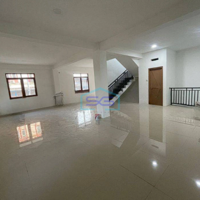 Disewakan Ruko 2 Lantai Hook Siap Pakai di Jakarta Timur Lokasi Sangat Strategis LT 200m2