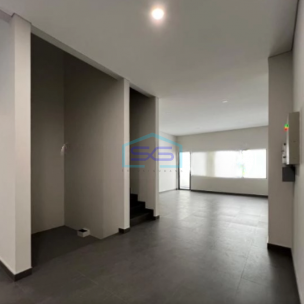 Disewakan Ruko Baru Dan Bagus Sekali 3,5 Lantai Di Otista Bandung Luas Bangunan  740 m²-2
