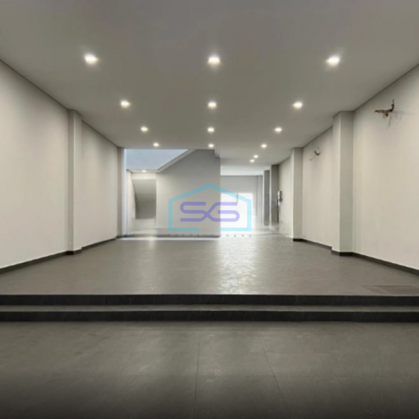 Disewakan Ruko Baru Dan Bagus Sekali 3,5 Lantai Di Otista Bandung Luas Bangunan  740 m²-1