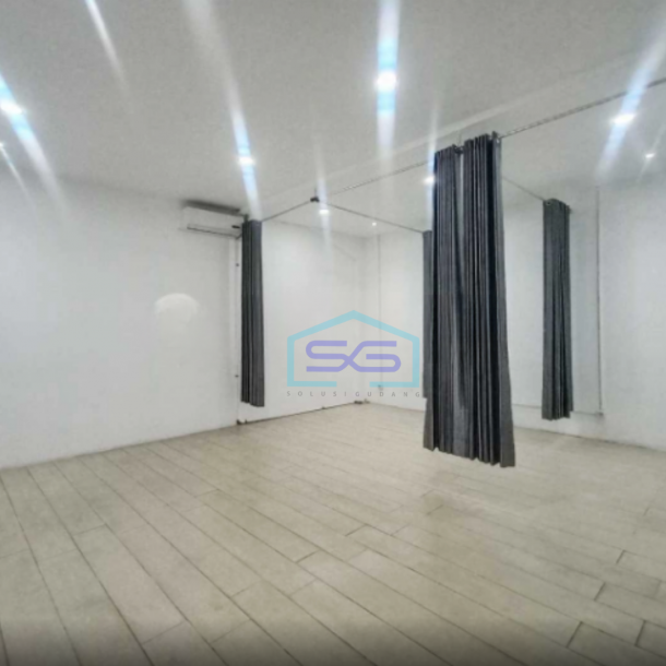 Disewakan Ruko Cantik Mainroad di Bandung Muat 10 Parkir Mobil LB 550m2-3