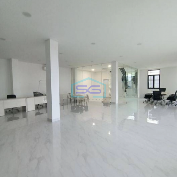 Disewakan Ruko 4 Lantai di Area Yang Sangat Strategis di Jakarta Selatan LB 1200m2-1