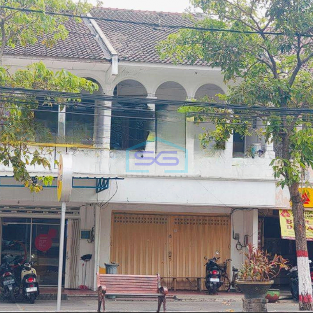 Disewakan Ruko Dua Lantai Di Kota Mojokerto LB 150m2 Area Parkir Luas-1