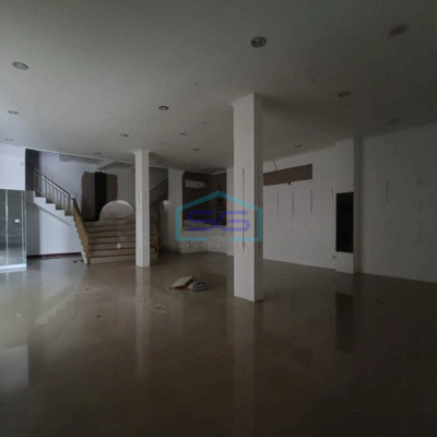 Disewakan Gedung 2 Lantai Jalan Utama Seminyak Badung Bali LT 600m2