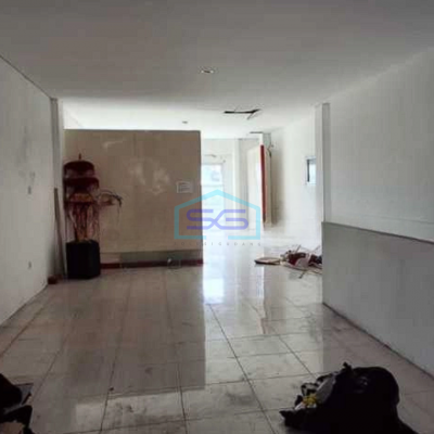 Disewakan Ruko Gandeng Parkiran Super Luas Jalan Utama Dewi Sri Badung Bali LT 920m2
