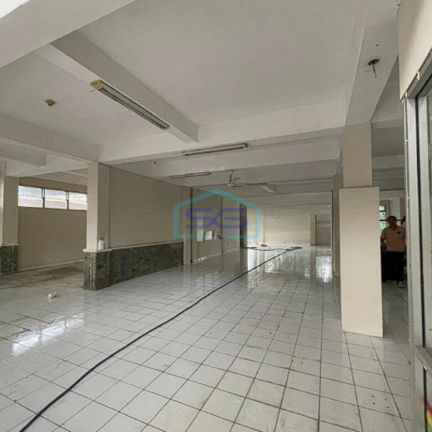Disewakan Ruko Besar Siap Pakai Parkir Luas Letak di Pinggir Jalan LT 815m2 di Yogyakarta-3