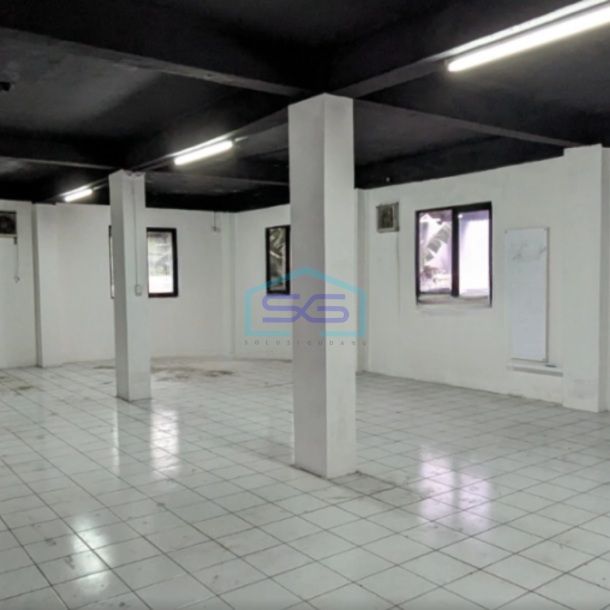 Disewakan Kantor Luas Bangunan  450 m²  Lokasi Bebas Banjir di Semanan Jakarta Barat-1