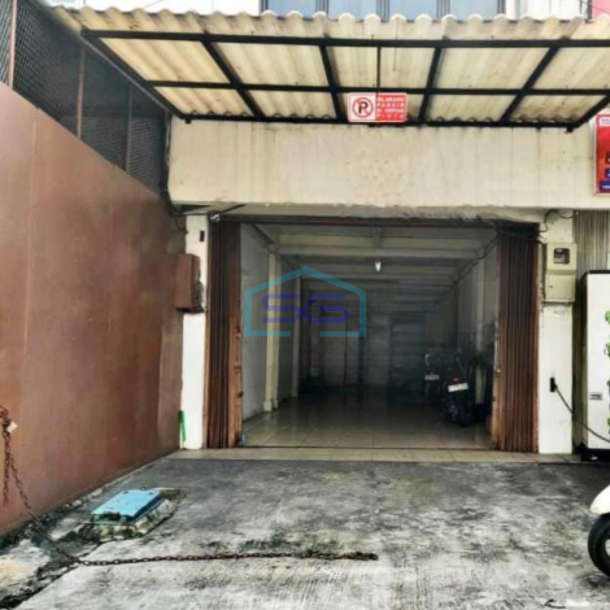 Disewakan Ruko 3 Lantai Luas Bangunan 180 m² Lokasi Bebas Bajir di Jelambar Jakarta Barat-1