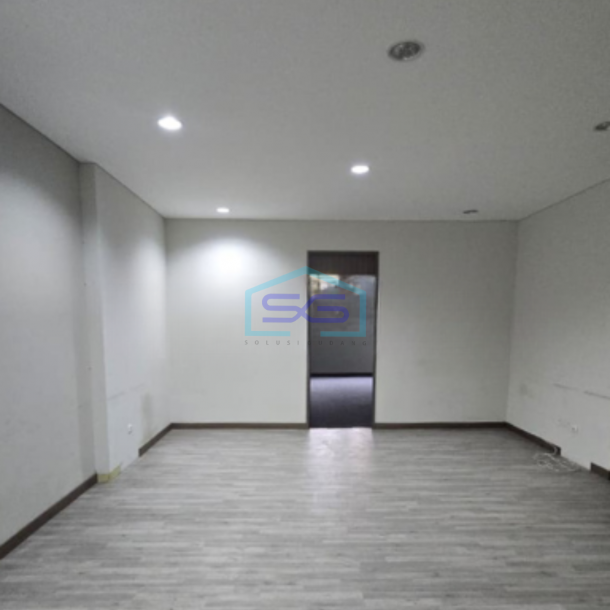 Disewakan Ruko 3 Lantai Siap Pakai Luas Bangunan  237 m² di Alam Sutera Tangerang-2