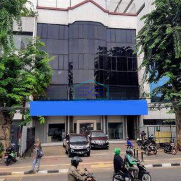 Disewakan Ruko 4 Lantai Luas 200 m² Parkir 4 mobil di Jalan Raya Matraman Jakarta Timur-1