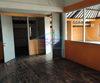 Gedung Disewakan Dengan Akses Parkir Luas di Padangsambian