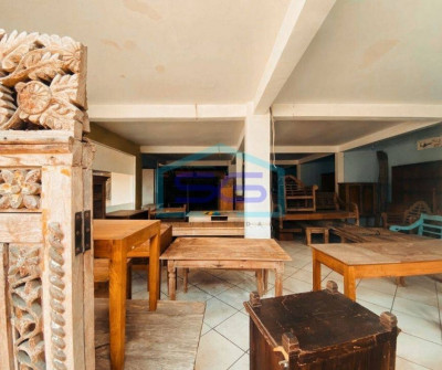 Gedung Disewakan Dengan Akses Parkir Luas di Padangsambian