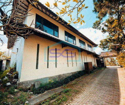 Gedung Disewakan Dengan Akses Parkir Luas di Padangsambian