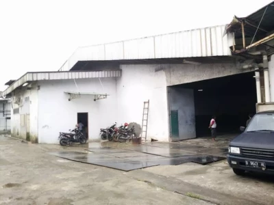 Disewakan gudang di pasar rebo jl raya bogor luas 2000m