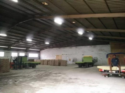 Disewakan gudang di pasar rebo jl raya bogor luas 2000m
