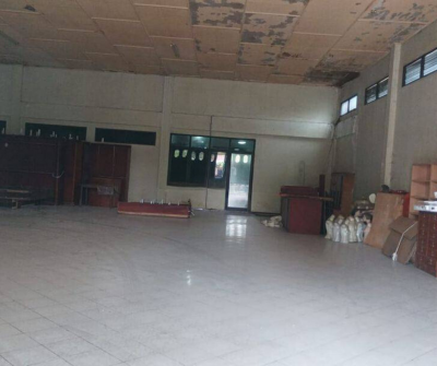 Gudang Dengan Area Parkir Luas di Kota Purwokerto