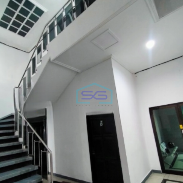 Dijual Gedung Kantor 2 Lantai Luas Tanah  563 m² di Banjarsari Solo-1
