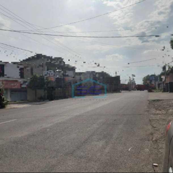 Disewakan Ruko 2 Lantai di Pinggir Jalan Utama Gentan Solo Luas Tanah 200 m²-1